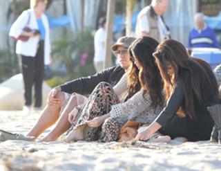 Selena Gomez feet photo thumbnail