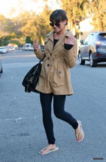 Lea Michele feet photo thumbnail