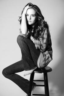 Zoey Deutch feet photo 1