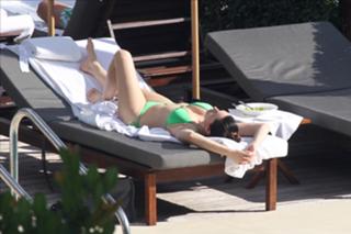 Kelly Brook feet photo thumbnail