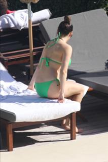 Kelly Brook feet photo thumbnail