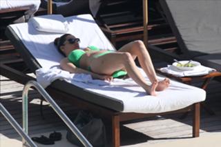 Kelly Brook feet photo thumbnail