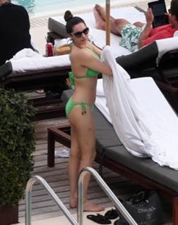 Kelly Brook feet photo thumbnail