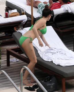 Kelly Brook feet photo thumbnail