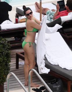Kelly Brook feet photo thumbnail