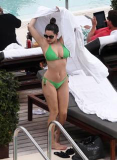 Kelly Brook feet photo thumbnail