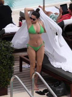 Kelly Brook feet photo thumbnail