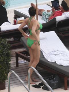 Kelly Brook feet photo thumbnail