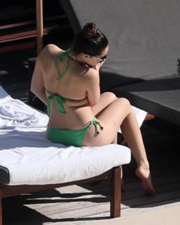 Kelly Brook feet photo thumbnail