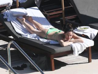 Kelly Brook feet photo thumbnail
