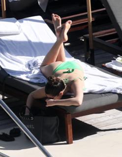 Kelly Brook feet photo thumbnail