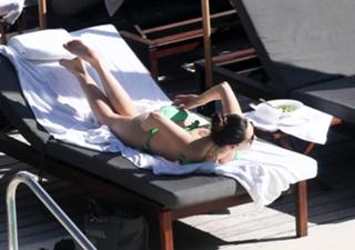 Kelly Brook feet photo thumbnail