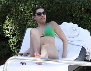 Kelly Brook feet photo thumbnail
