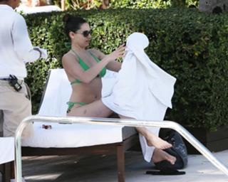 Kelly Brook feet photo thumbnail