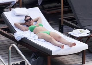 Kelly Brook feet photo thumbnail