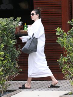 Kelly Brook feet photo thumbnail