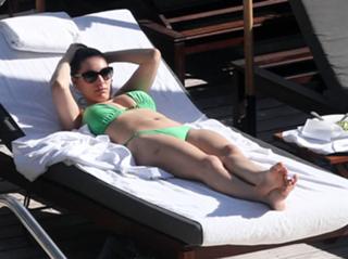 Kelly Brook feet photo thumbnail