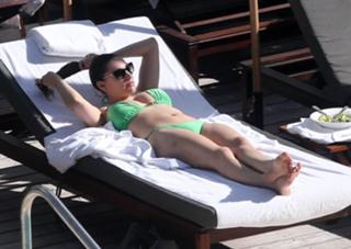 Kelly Brook feet photo thumbnail