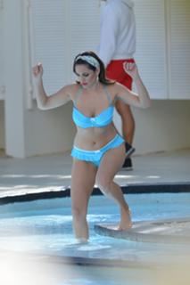 Kelly Brook feet photo thumbnail
