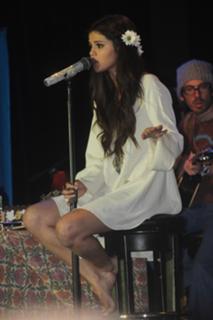 Selena Gomez feet photo thumbnail
