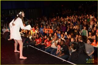 Selena Gomez feet photo thumbnail
