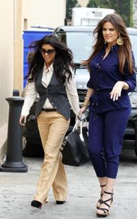 Khloé Kardashian feet photo thumbnail