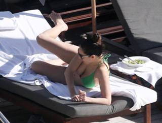 Kelly Brook feet photo thumbnail