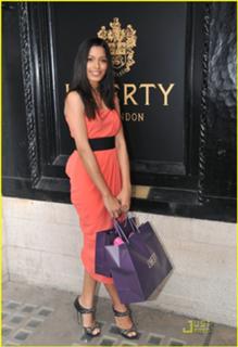 Freida Pinto feet photo thumbnail