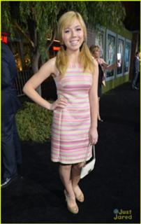 Jennette McCurdy feet photo thumbnail