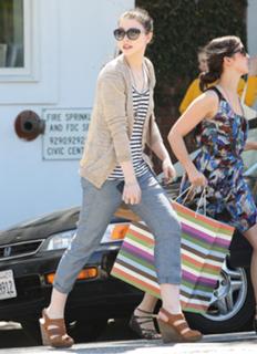 Michelle Trachtenberg feet photo thumbnail