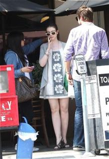 Michelle Trachtenberg feet photo thumbnail