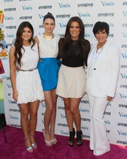 Khloé Kardashian feet photo thumbnail