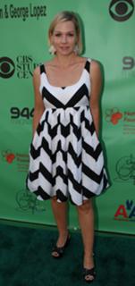 Jennie Garth feet photo thumbnail