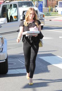 Hilary Duff feet photo thumbnail