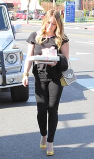 Hilary Duff feet photo thumbnail