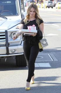 Hilary Duff feet photo thumbnail