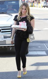 Hilary Duff feet photo thumbnail