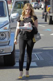 Hilary Duff feet photo thumbnail