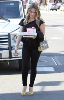 Hilary Duff feet photo thumbnail