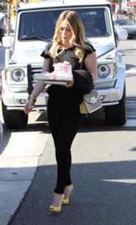 Hilary Duff feet photo thumbnail