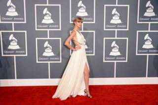 Taylor Swift feet photo thumbnail