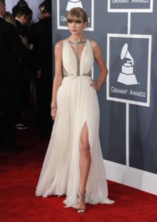 Taylor Swift feet photo thumbnail