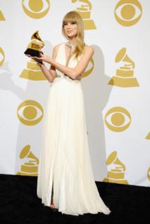 Taylor Swift feet photo thumbnail