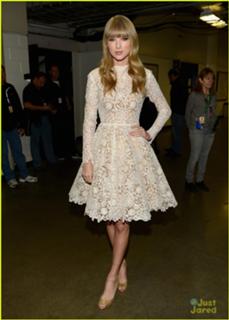 Taylor Swift feet photo thumbnail