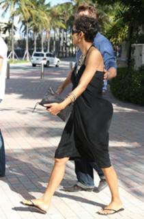 Halle Berry feet photo thumbnail