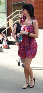 Katy Perry feet photo thumbnail