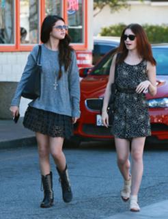 Lily Collins feet photo thumbnail