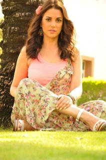 Dorra Zarrouk feet photo thumbnail