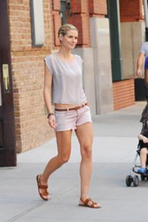 Heidi Klum feet photo thumbnail