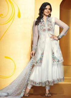 Zareen Khan feet photo thumbnail